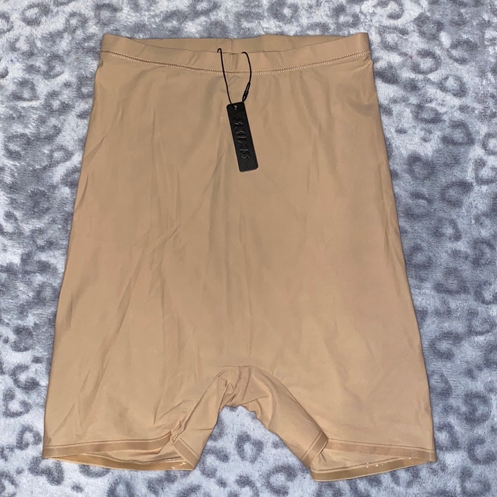 NWT SKIMS JELLY SHORTS! Limited edition 😍 color Clay